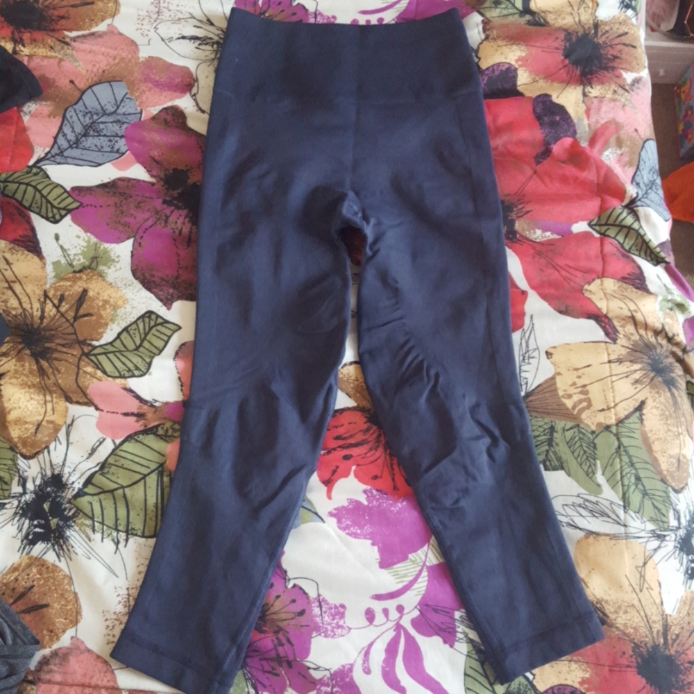 Lululemon Zoned In Crop - Picture 5 of 9